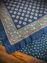 Charger l&#39;image dans la galerie, Duo de pochettes marine vintage en soie
