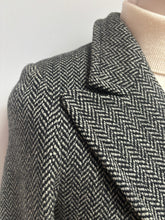 Charger l&#39;image dans la galerie, Aquascutum pardessus vintage croisé femme en laine à chevrons Made in England 34/36
