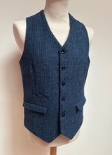 Afbeelding in Gallery-weergave laden, Harris Tweed gilet tweed bleu en pure laine vierge 52
