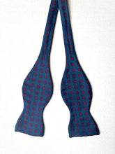 Charger l&#39;image dans la galerie, Duo de noeuds papillon en soie vintage Made in Italy
