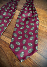 Carica l'immagine nel visualizzatore di Gallery, Cravatta vintage con motivo paisley di Burberry, realizzata in Inghilterra
