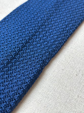 Charger l'image dans la galerie, Cravate bleue vintage en grenadine de soie Made in Italy
