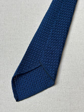 Charger l'image dans la galerie, Cravate bleue vintage en grenadine de soie Made in Italy
