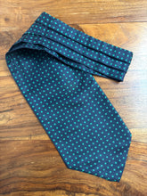 Cargar imagen en el visor de la galería, Cravate ascot vintage marine à motif géométrique Made in Italy
