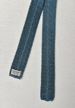 Charger l&#39;image dans la galerie, Holliday &amp; Brown Ltd cravate bleue vintage en tricot de soie Made in England
