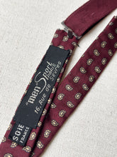 Load image into Gallery viewer, Men Sport Paris noeud papillon paisley bordeaux en soie Made in France
