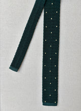 Afbeelding in Gallery-weergave laden, Cravate verte à pois en tricot de soie
