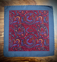 Afbeelding in Gallery-weergave laden, Pochette vintage en soie à motif floral Made in Italy
