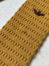 Charger l'image dans la galerie, Armani cravate tricot vintage moutarde Made in Italy
