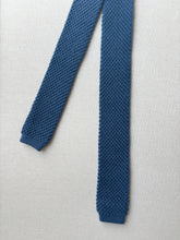 Charger l&#39;image dans la galerie, Cravate bleue tricot vintage 100% laine Made in Italy
