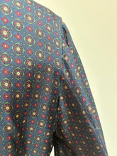 Charger l&#39;image dans la galerie, Robe de chambre vintage à col châle en pure soie Made in Italy 48
