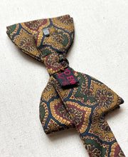 Charger l'image dans la galerie, Old England Club Collection nœud papillon en soie Made in England
