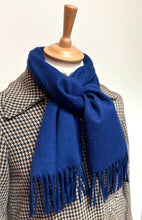 Load image into Gallery viewer, Old England Paris écharpe bleue en laine d'agneau Made in Scotland

