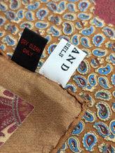 Lade das Bild in den Galerie-Viewer, Degand Brussels pochette paisley vintage marron en soie Made in England
