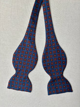 Charger l&#39;image dans la galerie, Noeud papillon vintage bleu en soie Made in Italy
