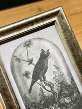 Cargar imagen en el visor de la galería, Petit cadre en bois argenté Illustration Chat Hibou sous cloche
