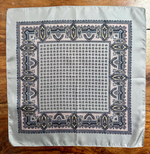 Charger l&#39;image dans la galerie, Duo de pochettes vintage en soie
