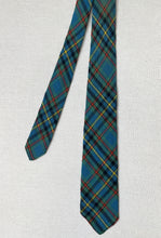 Charger l'image dans la galerie, Cravate verte tartan en laine vierge Made in Scotland
