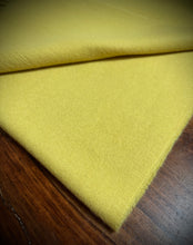 Load image into Gallery viewer, Rosati Roma écharpe jaune 100% cachemire Made in Italy
