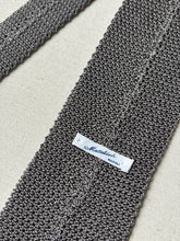 Charger l&#39;image dans la galerie, Mattabisch Napoli cravate gris à pois en tricot de soie
