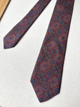 Lade das Bild in den Galerie-Viewer, Revillon cravate vintage en soie à motif géomérique Made in France
