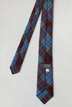 Charger l'image dans la galerie, Cravate bleue tartan en laine vierge Made in Scotland
