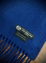 Load image into Gallery viewer, Old England Paris écharpe bleue en laine d'agneau Made in Scotland
