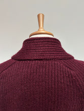 Load image into Gallery viewer, Walbusch cardigan bordeaux à col châle en laine vierge 52 Made in Great Britain
