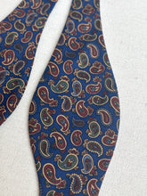 Charger l'image dans la galerie, Barneys New York noeud papillon paisley en soie Made in USA
