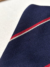 Charger l'image dans la galerie, Austin Reed cravate marine club en laine Made in England
