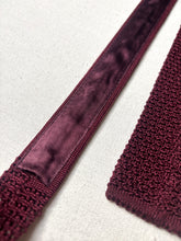 Lade das Bild in den Galerie-Viewer, Cravate tricot vintage bordeaux en soie
