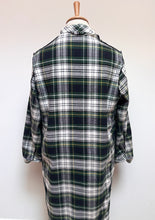 Charger l'image dans la galerie, Belvedere Wien robe de chambre tartan vintage à col châle  50/L
