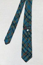Charger l'image dans la galerie, Cravate verte tartan en laine vierge Made in Scotland
