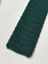 Charger l'image dans la galerie, Holliday &amp; Brown Ltd cravate verte vintage en tricot de soie Made in England
