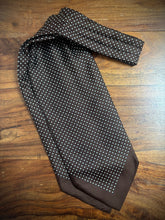 Charger l'image dans la galerie, Cravate ascot marron en soie vintage à motif géométrique Made in Italy

