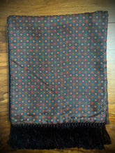 Charger l'image dans la galerie, Écharpe foulard classique vintage double face à motif géométrique en laine et soie Made in England
