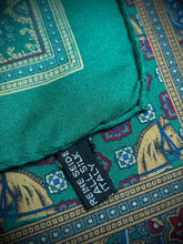 Cargar imagen en el visor de la galería, Pochette verte vintage en soie à motif floral équestre Made in Italy
