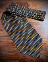 Lade das Bild in den Galerie-Viewer, Lancel Paris cravate ascot en soie marine à motif fantaisie Made in France
