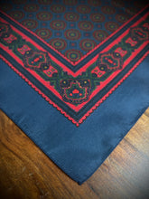 Charger l'image dans la galerie, Pochette bleue vintage en soie à motif géométrique Made in England

