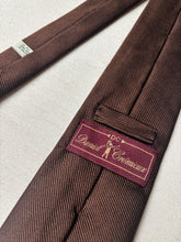 Afbeelding in Gallery-weergave laden, Daniel Crémieux X Michael Drake cravate marron en soie Made in England
