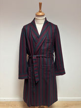 Charger l'image dans la galerie, Gran chic robe de chambre vintage à col châle en laine Made in Italy 52
