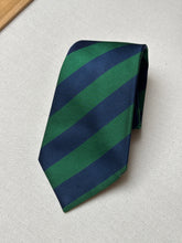 Lade das Bild in den Galerie-Viewer, Duo de cravates club vintage en soie Jacques Fath / Savile Row
