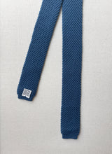 Charger l&#39;image dans la galerie, Cravate bleue tricot vintage 100% laine Made in Italy
