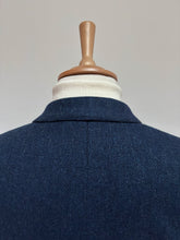 Afbeelding in Gallery-weergave laden, British House X Robert Noble blazer bleu à chevrons en laine 50
