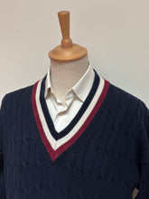 Charger l'image dans la galerie, Pull cricket marine torsadée 100% coton Made in Great Britain
