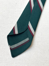 Charger l'image dans la galerie, Vivax by Sambrook Witting cravate verte club en laine
