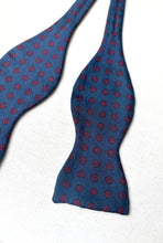 Charger l&#39;image dans la galerie, Duo de noeuds papillon en soie vintage Made in Italy
