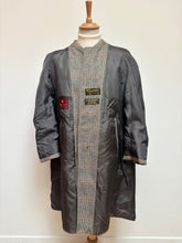 Carica l&#39;immagine nel visualizzatore di Gallery, Dunn &amp; Co manteau classique raglan Prince de Galles en pure laine vierge L
