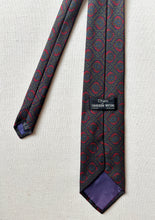 Charger l&#39;image dans la galerie, Vivax by Sambrook Witting cravate rouge vintage en soie Made in England
