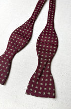 Load image into Gallery viewer, Men Sport Paris noeud papillon paisley bordeaux en soie Made in France
